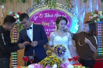 Video: Hai họ chen chúc tặng vàng trong đám cưới ở Thanh Hóa