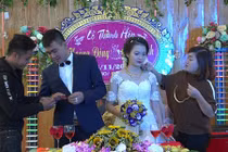 Video: Hai họ chen chúc tặng vàng trong đám cưới ở Thanh Hóa
