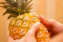 Về ra mắt, bị mẹ bạn trai bắt gọt dứa và cái kết