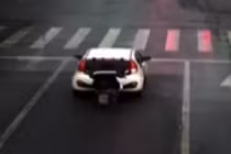 Video: Vừa đi xe máy vừa xem điện thoại, hậu quả nhớ đời