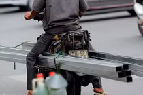 Tập đoàn "xe xác ướp" chở tôn dọc ngang trên phố Hà Nội