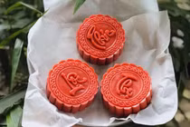 Giới trẻ tự làm bánh Trung thu khi ở nhà giãn cách