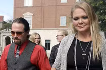 Vợ bắt chồng xăm tên bồ nhí lên chỗ nhạy cảm để trả thù