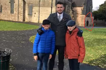 Chụp ảnh kỷ niệm, gia đình bị sốc sau khi nhận ảnh