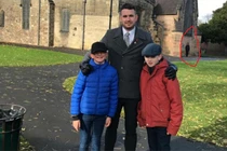 Chụp ảnh kỷ niệm, gia đình bị sốc sau khi nhận ảnh