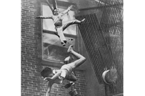 Bức ảnh hai mẹ con rơi từ chung cư đang cháy khiến người xem nhói lòng