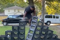 Thử thách thùng sữa trên TikTok khiến nhiều người phải nhập viện