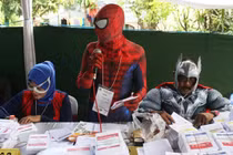 Video: "Người Nhện", "Thần Sấm" cổ vũ người đi bỏ phiếu ở Indonesia