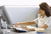 Ăn trưa tại bàn làm việc: Mau già, chóng chết và dễ nhiễm 16 triệu vi khuẩn