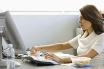 Ăn trưa tại bàn làm việc: Mau già, chóng chết và dễ nhiễm 16 triệu vi khuẩn