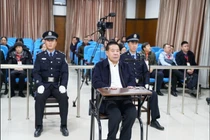 Quan tham giấu hàng tỷ đồng tham nhũng trong chuồng gà, bể nước