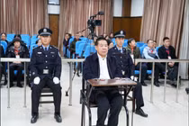 Quan tham giấu hàng tỷ đồng tham nhũng trong chuồng gà, bể nước