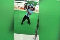 Video: Biểu diễn hổ mang chúa khổng lồ, bất ngờ lãnh cú cắn tử thần