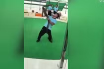 Video: Biểu diễn hổ mang chúa khổng lồ, bất ngờ lãnh cú cắn tử thần