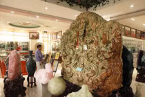 Tạc tranh rồng từ ngọc nguyên khối nặng 2 tấn, chủ nhân ra giá 10 tỷ đồng