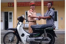 Bất ngờ nhận lại xe máy sau 10 năm bị trộm
