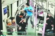 Làm quen không được, người đàn ông đấm vào mặt cô gái