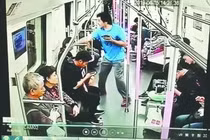 Làm quen không được, người đàn ông đấm vào mặt cô gái