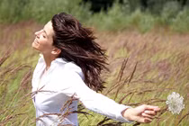 Phụ nữ đánh đổi cả sự nghiệp và thanh xuân cho chồng, liệu có đáng?