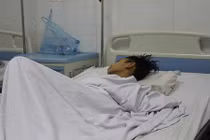 Cha mất tích, mẹ bỏ đi, bé 11 tuổi đón Tết cô đơn trên giường bệnh