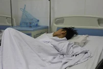 Cha mất tích, mẹ bỏ đi, bé 11 tuổi đón Tết cô đơn trên giường bệnh