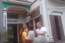 Video bố chồng đánh con dâu tới tấp vì về thăm con sau ly hôn