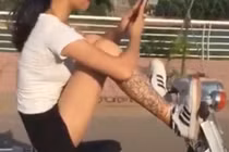 Video: Cô gái thản nhiên vừa nhắn tin, vừa chạy xe bằng chân