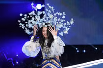 Người mẫu vấp ngã trên sàn diễn Victoria's Secret là ai?