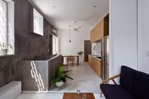 Căn nhà nhiều cửa sổ lạ mắt giống lồng chim giữa con hẻm Sài Gòn