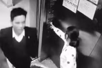 "Yêu râu xanh" sàm sỡ bé gái ngay trước mặt bố mẹ