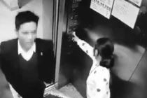 "Yêu râu xanh" sàm sỡ bé gái ngay trước mặt bố mẹ