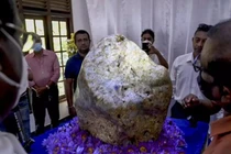 Phát hiện khối đá quý nặng 310 kg ở Sri Lanka