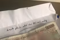 Tình cũ của chồng gửi phong bì mừng cưới 2.000 đồng kèm câu chửi thề
