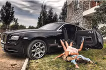 "Ngã sấp mặt" bỗng trở thành mốt chụp ảnh trong hội nhà giàu