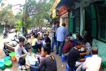 Xếp hàng ăn bún, phở sau Tết