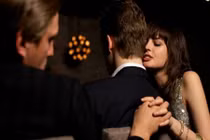 Đàn bà ngoại tình sẽ kín hơn đàn ông, tại sao...?