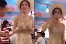 Video: Cô dâu uống rượu nhận phong bì cực "bá đạo"