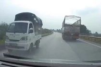 Video: Xe tải chạy ngược chiều tốc độ cao trên cao tốc Hà Nội - Thái nguyên