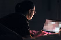 Tá hỏa thấy vợ có “hành động lạ” trước màn hình máy tính