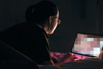 Tá hỏa thấy vợ có “hành động lạ” trước màn hình máy tính