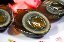 Video: Trứng 1.000 năm tuổi, món ăn khiến nhiều người ghê sợ