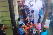 Video: Chủ nhà nghỉ ở Sầm Sơn bị nhóm thanh niên đâm chém trọng thương