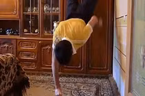 Video: Kinh ngạc với khả năng chống đẩy bằng 2 ngón tay