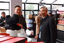 Chuyện khó tin: Cười là được giảm giá tại siêu thị không người bán