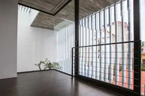 Độc đáo ngôi nhà ở Tây Hồ có mặt tiền như vỉ nướng