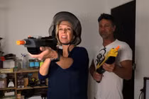 Bỗng thành triệu phú vì phát minh kỳ dị súng bắn muối vào ruồi