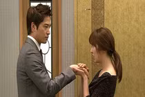 Chồng mua chung cư gần nhà để đưa bồ về sống rồi nhận quà độc từ vợ