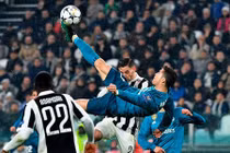 Video: Cận cảnh siêu phẩm “ngả bàn đèn” của Ronaldo