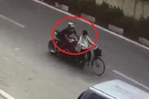 Video: Xe phân khối lớn đâm ngã cụ bà rồi bỏ chạy trên phố Hà Nội