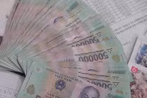 Nhặt được cọc tiền 500.000 đồng, 3 nam sinh tìm người trả lại